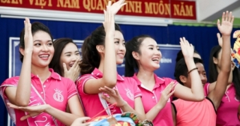 Tân Hoa hậu Đỗ Mỹ Linh vui Trung Thu sớm với trẻ em khuyết tật