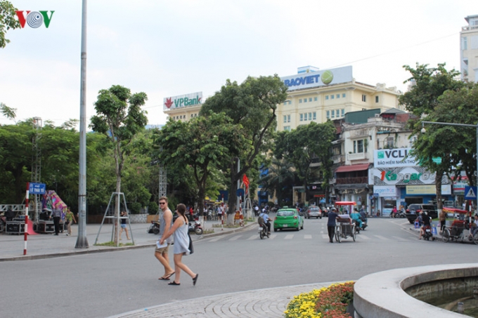 Khu vực ng&atilde; 5 H&agrave;ng Đ&agrave;o.