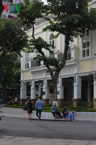 Trung t&acirc;m văn h&oacute;a Hồ Gươm số 2 L&ecirc; Th&aacute;i Tổ cung cấp c&aacute;c th&ocirc;ng tin cho du kh&aacute;ch t&igrave;m hiểu về Hồ Ho&agrave;n Kiếm