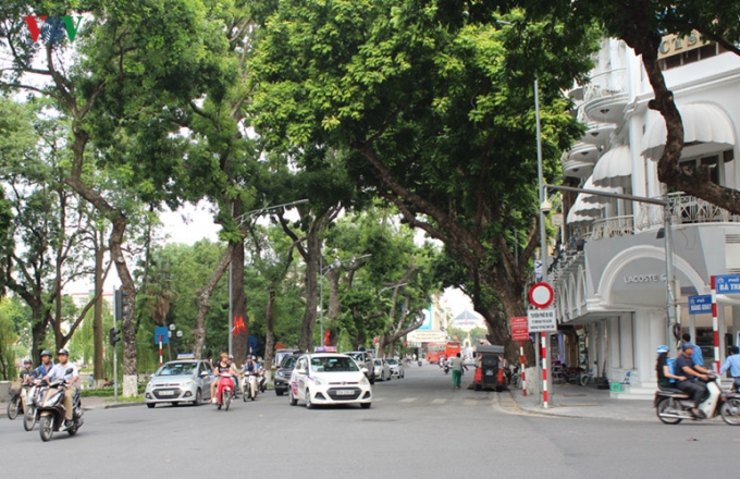 Để phục vụ cho tuyến phố đi bộ khu vực Hồ Ho&agrave;n Kiếm từ 19h tối thứ S&aacute;u đến 24h Chủ Nhật h&agrave;ng tuần, H&agrave; Nội sẽ điều chỉnh lộ tr&igrave;nh xe bu&yacute;t ở 16 tuyến phố.