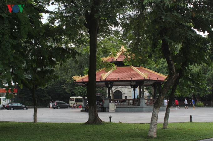 Nh&agrave; B&aacute;t Gi&aacute;c... l&agrave; điểm c&oacute; nhiều hoạt động đường phố.