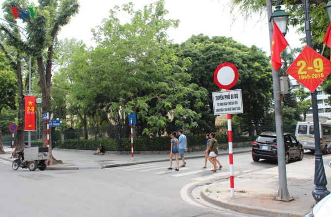 C&aacute;c biển b&aacute;o tuyến phố đi bộ đ&atilde; được ho&agrave;n tất.