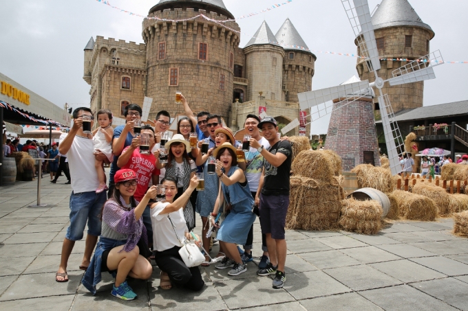 Hai d&ograve;ng bia Đức được sử dụng trong sự kiện l&agrave; Redrock v&agrave; Gauden. Đ&acirc;y l&agrave; những loại bia tươi thơm ngon nổi tiếng, được nấu v&agrave; l&ecirc;n men theo c&ocirc;ng thức l&acirc;u đời từ nguồn nguy&ecirc;n liệu hảo hạng.