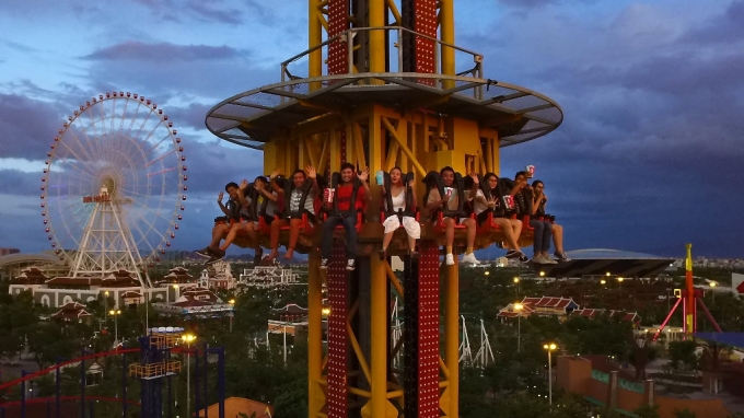 Nằm trong top những tr&ograve; chơi cảm gi&aacute;c mạnh h&agrave;ng đầu thế giới, Golden Sky Tower sẽ mang tới những khoảnh khắc b&ugrave;ng nổ, phấn kh&iacute;ch, thỏa m&atilde;n những t&iacute;n đồ ưa th&iacute;ch cảm gi&aacute;c mạnh khi từ từ n&acirc;ng du kh&aacute;ch l&ecirc;n độ cao 47m, ngắm to&agrave;n cảnh th&agrave;nh phố biển Đ&agrave; Nẵng, rồi lao v&uacute;t xuống mặt đất với vận tốc gần 70km/h.