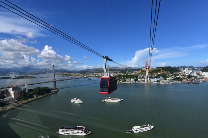 Tr&ecirc;n cabin c&aacute;p treo Nữ ho&agrave;ng khổng lồ với sức chứa 230 người, du kh&aacute;ch được thỏa sức chi&ecirc;m ngưỡng Vịnh Hạ Long từ tr&ecirc;n cao. V&ograve;ng quay Sun Wheel sẽ mang đến một c&aacute;i nh&igrave;n kh&aacute;c về miền di sản trong đ&ecirc;m.