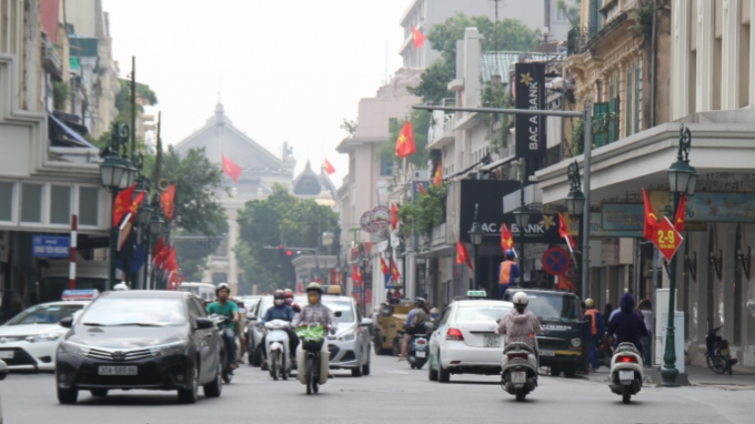 Phố Tr&agrave;ng Tiền nh&agrave; nh&agrave; treo cờ.