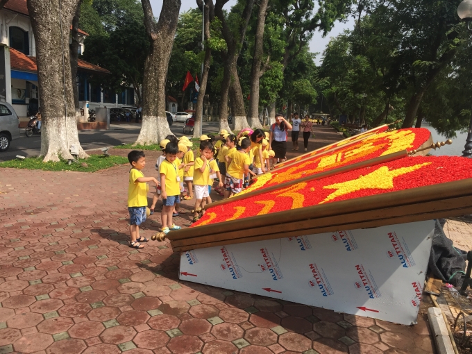 Mừng Quốc kh&aacute;nh, đường phố Thủ đ&ocirc; rực rỡ cờ hoa