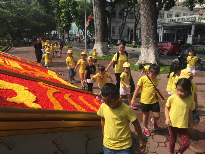 H&agrave;ng trăm em nhỏ v&ocirc; c&ugrave;ng th&iacute;ch th&uacute; trong ng&agrave;y vui trọng đại của đất nước.