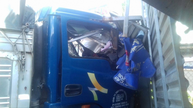 Đầu xe tải biến dạng.