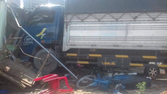 Xe m&aacute;y bị cuốn v&agrave;o gầm xe tải.