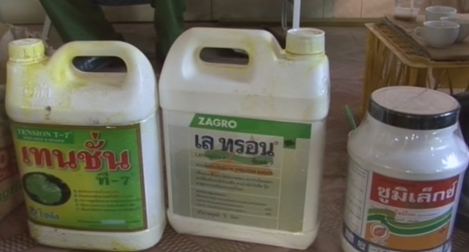 Rất nhiều dung dịch c&oacute; chữ nước ngo&agrave;i.