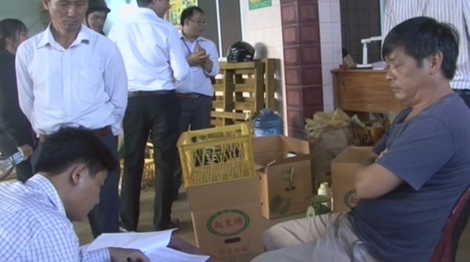 Lực lượng chức năng lập bi&ecirc;n bản xử l&yacute;.