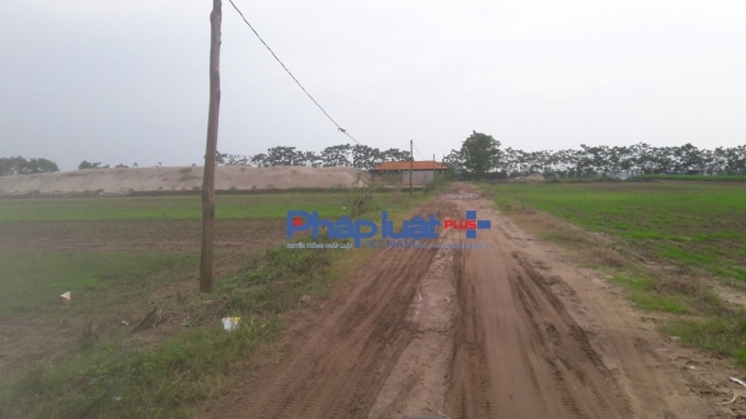 UBND x&atilde; Hồng Ch&acirc;u c&ograve;n cho thu&ecirc; đất l&agrave;m b&atilde;i tập kết c&aacute;t giữa c&aacute;nh đồng.