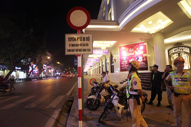 V&agrave;o 19h ng&agrave;y 1/9, phố đi bộ quanh Hồ Gươm ch&iacute;nh thức được khai trương. Trước 19h, lực lượng chức năng bắt đầu ph&acirc;n luồng.