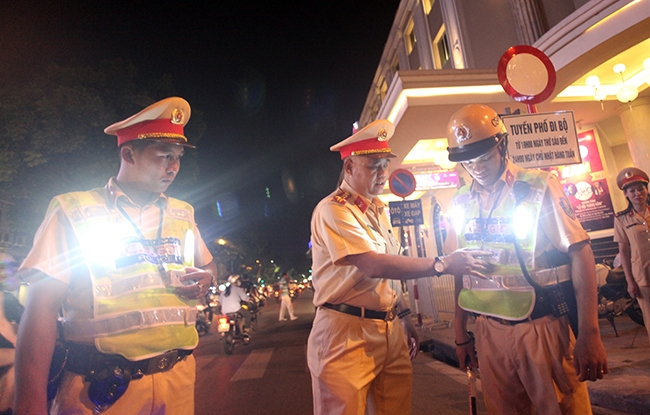 Đại t&aacute; Đ&agrave;o Vịnh Thắng, trưởng ph&ograve;ng CSGT TP H&agrave; Nội ra khu vực hồ Ho&agrave;n Kiếm để hướng dẫn c&aacute;c chiến sỹ CSGT.