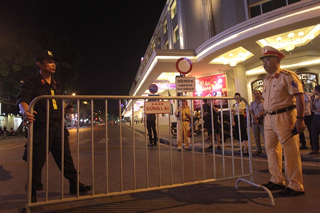 19h, c&aacute;c lực lượng chức năng bắt đầu thực hiện cấm đường, ph&acirc;n luồng giao th&ocirc;ng v&agrave;o Hồ Ho&agrave;n Kiếm.