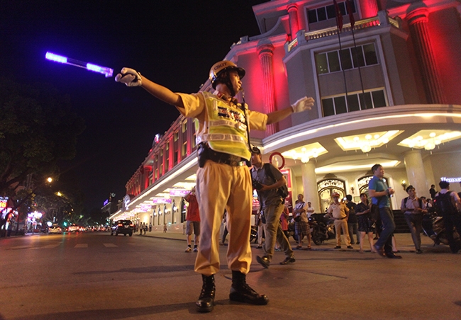 Cũng trong ng&agrave;y đầu ti&ecirc;n mở m&agrave;n tuyến phố đi bộ quanh Hồ Ho&agrave;n Kiếm, lực lượng CSGT t&uacute;c trực 24/24 để ph&acirc;n luồng.
