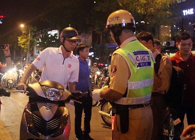 Một số người d&acirc;n c&oacute; nh&agrave; trong khu vực cấm của phố đi bộ c&oacute; thẻ ra v&agrave;o được hướng dẫn.