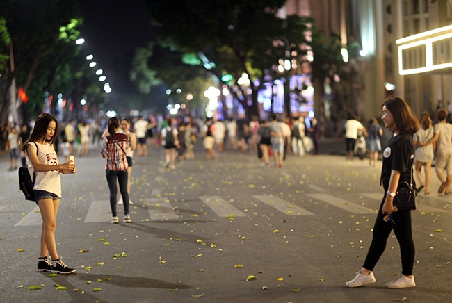 Rất đ&ocirc;ng người d&acirc;n thủ đ&ocirc; đ&atilde; c&oacute; mặt từ rất sớm để trải nghiệm phố đi bộ.