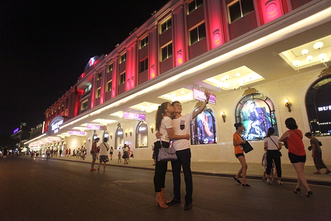 H&agrave; Nội: H&agrave;ng ngh&igrave;n người đổ về phố đi bộ ng&agrave;y đầu