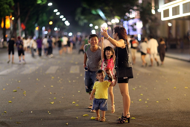 H&agrave; Nội: H&agrave;ng ngh&igrave;n người đổ về phố đi bộ ng&agrave;y đầu