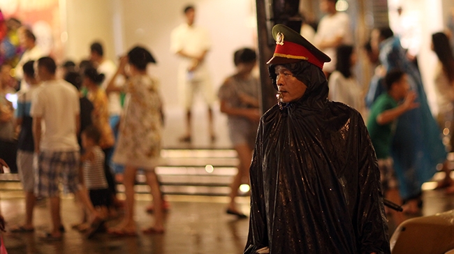 Lực lượng chức năng căng m&igrave;nh đảm bảo an ninh trật tự giữa cơn mưa lớn.