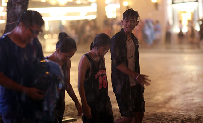 Trong khi đ&oacute;, nhiều bạn trẻ sẵn s&agrave;ng tắm mưa.