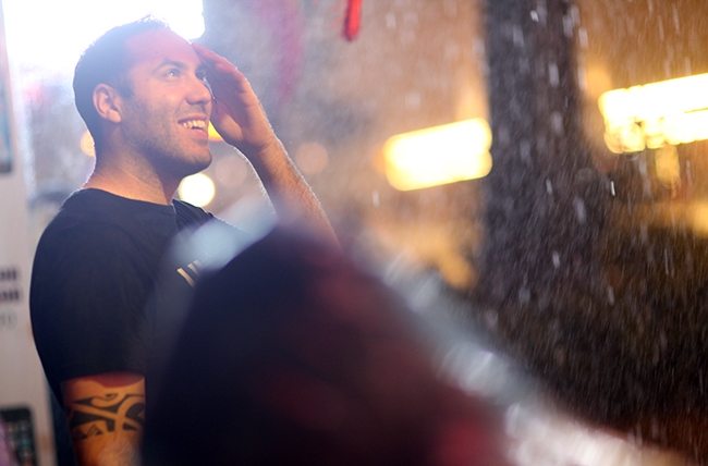 Một du kh&aacute;ch người nước ngo&agrave;i tr&uacute; mưa tại phố đi bộ.