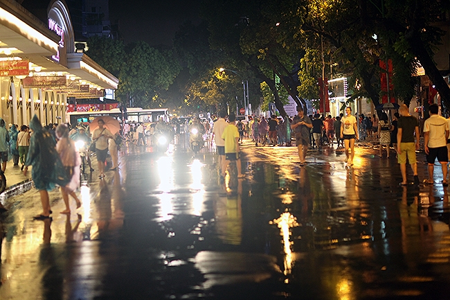 Người d&acirc;n Thủ đ&ocirc; nh&aacute;o nh&aacute;c giữa cơn mưa lớn ng&agrave;y khai trương phố đi bộ
