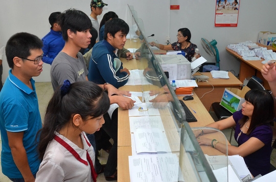 Những th&iacute; sinh cuối c&ugrave;ng tham gia x&eacute;t tuyển nguyện vọng bổ sung đợt 1 tại Trường ĐH C&ocirc;ng nghiệp TP HCM. Ảnh: TẤN THẠNH.