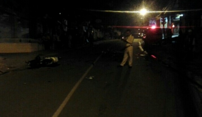 Xe &ocirc; t&ocirc; kh&ocirc;ng kịp phanh n&ecirc;n tiếp tục &ldquo;h&uacute;c&rdquo; v&agrave;o 2 nạn nh&acirc;n rồi k&eacute;o l&ecirc; xe m&ocirc; t&ocirc; c&ugrave;ng nạn nh&acirc;n trượt một đoạn tr&ecirc;n mặt đường khiến một người tử vong.