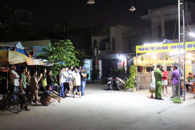 Người d&acirc;n theo d&otilde;i vụ việc