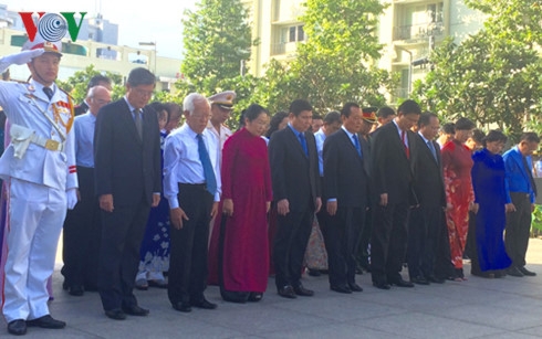 Đo&agrave;n đại biểu l&atilde;nh đạo th&agrave;nh phố d&agrave;nh một ph&uacute;t mặc niệm trước anh linh Chủ tịch Hồ Ch&iacute; Minh.