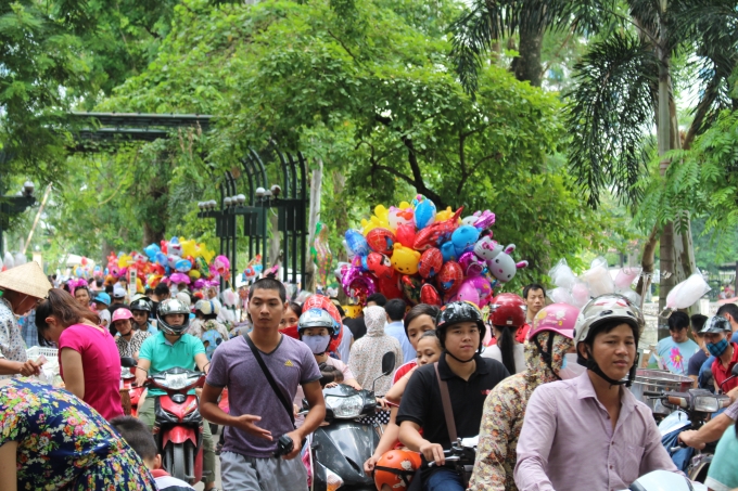 H&agrave; Nội: C&ocirc;ng vi&ecirc;n Thủ Lệ