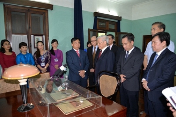 Tổng B&iacute; thư Nguyễn Ph&uacute; Trọng thăm nơi ở v&agrave; l&agrave;m việc của B&aacute;c Hồ, n&oacute;i chuyện với c&aacute;n bộ, nh&acirc;n vi&ecirc;n tại đ&acirc;y v&agrave; đưa ra th&ocirc;ng điệp:&nbsp;Học B&aacute;c trước hết l&agrave; học tư tưởng của Người - độc lập d&acirc;n tộc v&agrave; chủ nghĩa x&atilde; hội, ki&ecirc;n định con đường d&acirc;n gi&agrave;u, nước mạnh, d&acirc;n chủ, c&ocirc;ng bằng, văn minh.