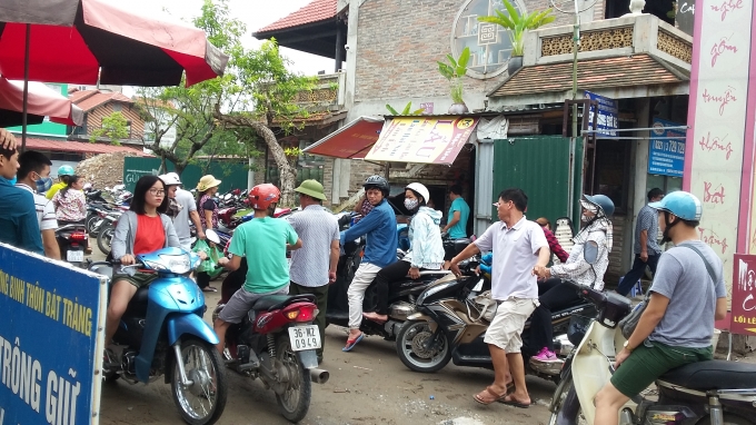 Ngay từ s&aacute;ng sớm, rất đ&ocirc;ng người v&agrave; phương tiện đổ về l&agrave;ng gốm cổ B&aacute;t Tr&agrave;ng để tham quan, mua sắm dịp nghỉ lễ 2/9.