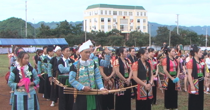 Rất đ&ocirc;ng người d&acirc;n tới tham dự.