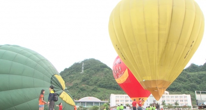 C&aacute;c khinh kh&iacute; cầu chuẩn bị bay l&ecirc;n.