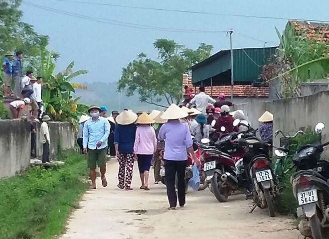 Người d&acirc;n h&agrave;ng x&oacute;m theo d&otilde;i vụ việc.