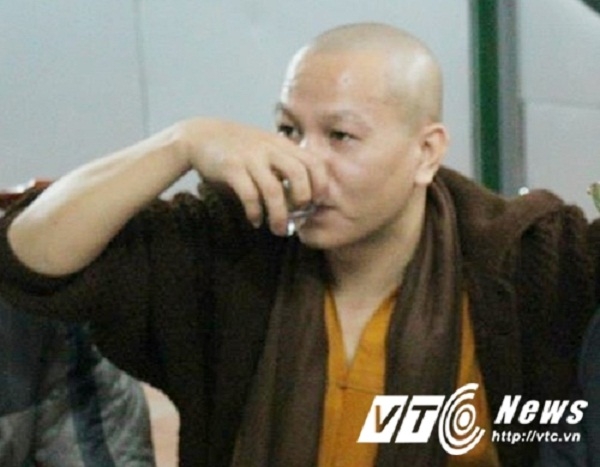 Sư giả Đỗ Văn Cường trong một cuộc nhậu.