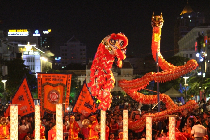 18h30 ph&uacute;t, c&aacute;c chương tr&igrave;nh văn ngh&ecirc; đặc sắc đ&atilde; được bắt đầu tại phố đi bộ Nguyễn Huệ...