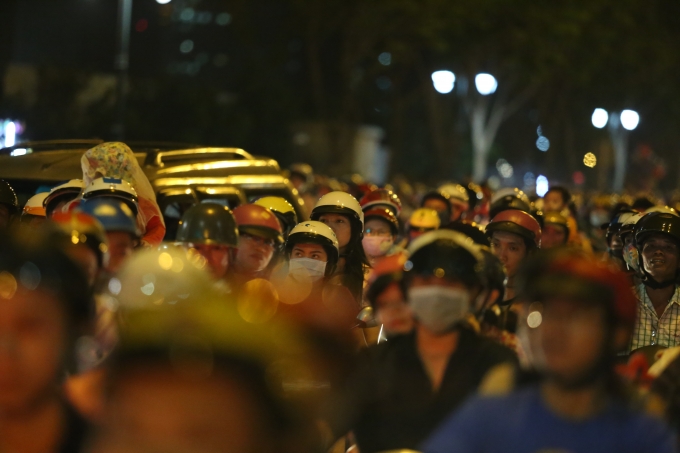 Kể từ l&uacute;c n&agrave;y, c&aacute;c con đường dẫn v&agrave;o trung t&acirc;m th&agrave;nh phố Hồ Ch&iacute; Minh bắt đầu đ&ocirc;ng nghẹt người. Do một số tuyến đường ch&iacute;nh bị phong tỏa để phục vụ cho chương tr&igrave;nh bắn ph&aacute;o hoa n&ecirc;n nhiều người phải chọn lộ tr&igrave;nh kh&aacute;c khiến cho t&igrave;nh trạng &ugrave;n ứ giao th&ocirc;ng k&eacute;o d&agrave;i