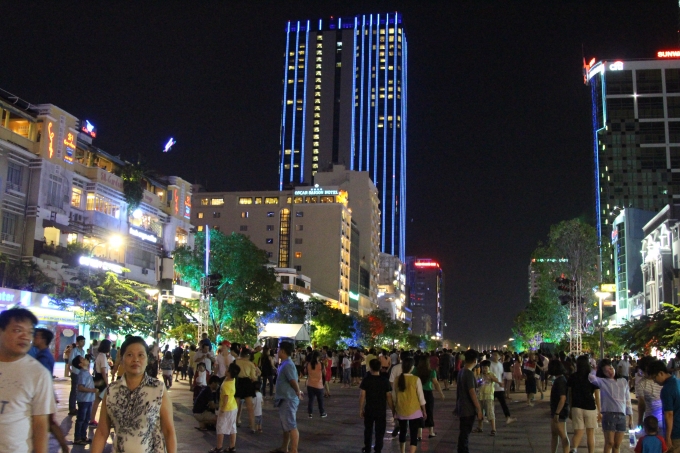 18h50 ph&uacute;t, Phố đi bộ Nguyễn Huệ đ&atilde; bắt đầu