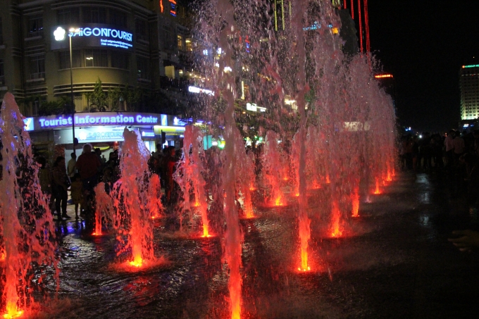 19h05 ph&uacute;t, c&ocirc;ng tr&igrave;nh phun nước tại phố đi bộ Nguyễn Huệ bắt đầu hoạt động.