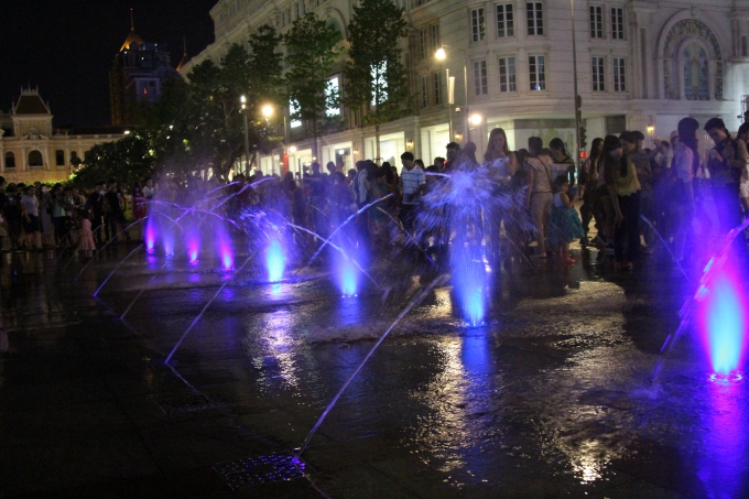 C&ocirc;ng tr&igrave;nh phun nước tại phố đi bộ Nguyễn Huệ thay đổi m&agrave;u sắc li&ecirc;n tục l&agrave;m cho nhiều người v&ocirc; c&ugrave;ng th&iacute;ch th&uacute;