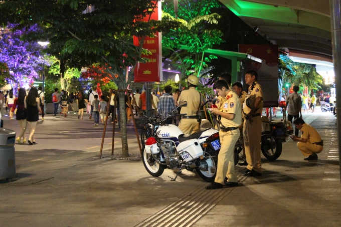 C&ocirc;ng t&aacute;c anh ninh trật tự v&agrave; t&igrave;nh h&igrave;nh giao th&ocirc;ng tại c&aacute;c tuyến đường ch&iacute;nh phục vụ cho chương tr&igrave;nh bắn ph&aacute;o hoa tầm cao lu&ocirc;n được đảm bảo