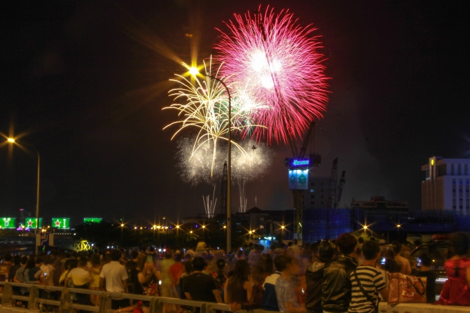 Nhiều người tập trung tr&ecirc;n cầu Calmet để theo d&otilde;i m&agrave;n bắn ph&aacute;o hoa tại n&oacute;c hầm Thủ Thi&ecirc;m ( quận 2 )