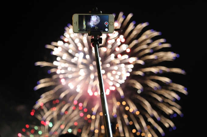 Khoảnh khắc tuyệt vời ấy đ&atilde; được nhiều người chụp lại l&agrave;m kỉ niệm