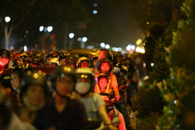 21h15 chương tr&igrave;nh ph&aacute;o hoa kết th&uacute;c trong tiếng vỗ tay của h&agrave;ng triệu người d&acirc;n Việt Nam. V&agrave; đ&oacute; cũng l&agrave; l&uacute;c d&ograve;ng người nối đu&ocirc;i nhau về nh&agrave;....