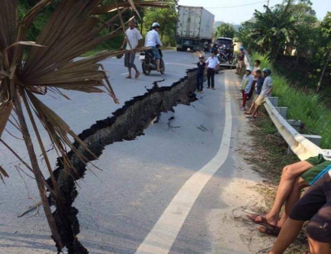Đoạn đường bị sụt l&uacute;n k&eacute;o d&agrave;i hơn 30m qua x&atilde; Minh Qu&acirc;n, huyện Trấn Y&ecirc;n, tỉnh Y&ecirc;n B&aacute;i. Ảnh: face book